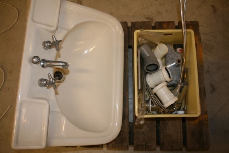 Basin + box with various fittings and paragraph armature