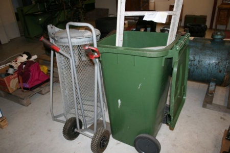 Affaldsspand i plast + trådaffaldsstativ +  sækkevogn, højre hjul punkteret + 1 stk alustige, 2 meter