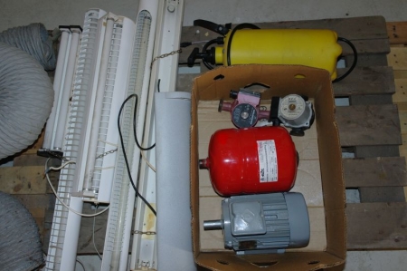 Pallet with various: about 5 pieces. fluorescent lighting fixtures 60-110 cm., pressure sprayers, electric motor and 2. circulators condition unknown.