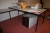Schreibtisch + verschiedenen passenden Büromöbel.