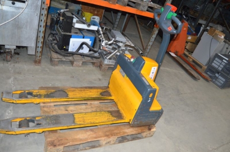 Electrical pallet truck, Tektra EME 12 Capacity: 1200 kg. Recent inspection: 8/2014 Condition unknown
