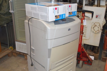 Laser-Drucker, die HP Color LaserJet 5550 HDN + 2 Laserkassetten Magenta. Zusätzliche Papierfächer