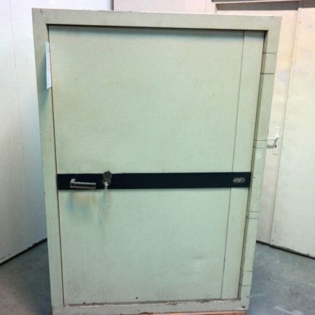 Safe / weapons locker. Overall dimension: 120x83x173 cm. Internal dimensions: 83x44x142 cm. Suitable for weapons cabinet