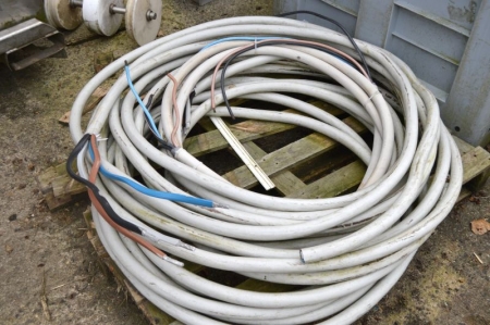 Pallet with cables: 1. copper cable, 6 m + 1. aluminium cable, 18 meters. ø 35 mm. 4-wire + alukabel, 26 meters, ø 35 mm, 4-wire