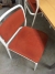  Kantinebord + 6 stole med stofryg og sæde. Arkivbillede