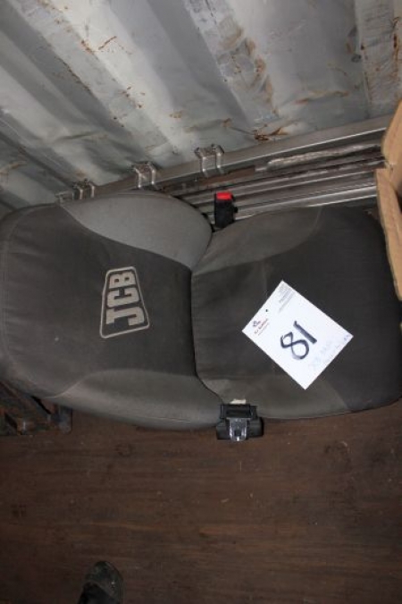 JCB Sitz + Box mit Helmen