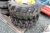 2 dæk med fælge 10-16,5 8 huls, hulafstand 200 mm