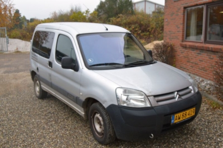 Citroen Berlingo van 2.0 HDI. T2000 / L 800 kg. KM: 198,000th Visible rust in the panel on the right. Bule right side. First registration: 24. 01. 2005. Reg. No. AW88419. Number plate not included. Summoned to view 10/11/2015