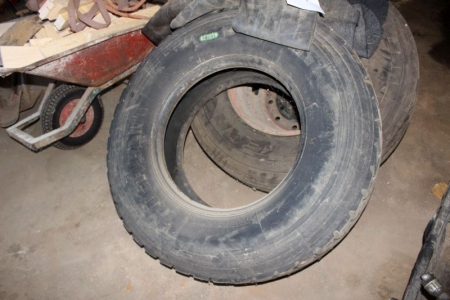 1 dæk uden fælg Michelin 315/80 R22,5 + dæk med fælg 