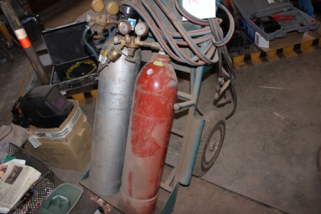 Skærebrændersæt med ilt/gas flasker på vogn + kasse med svejsehjelm