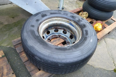 Trailer Wheel, 385/65 to 22.5. Close and OK. 10-hole rim. Centre hole about ø 280 mm