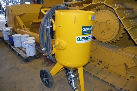 Sandblaster bell CLEMCO. Factory Refurbished with new parts for a total of 16,800 kr. New foot valve, and a new top valve, and a new control valve with filter, new start handles on the tube