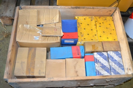Pallet with machine screws and bolts, unused, steel. Between 6 and 20 mm