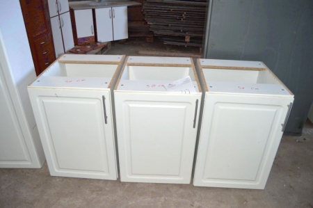 Køkkenskabe: 3 x underskabe, hvid front. 50 cm bred. Greb. + 2 x højskabe, bredde 60 cm. Greb
