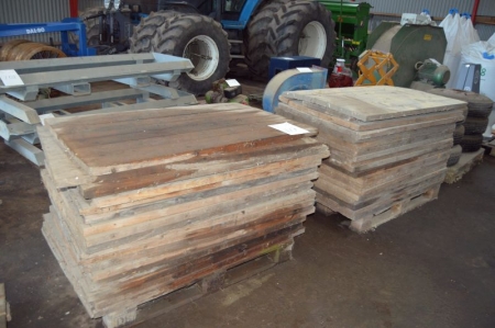 Pallets 2 by about 36 wooden panels, 85 x 134 x 4 cm.