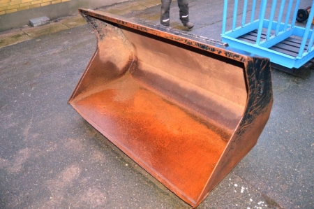 Front bucket loader. Width about 154 cm
