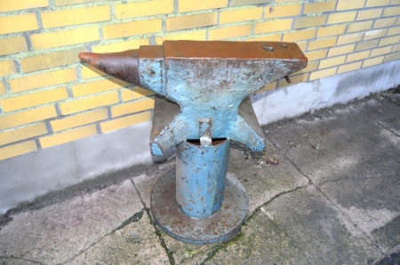Anvil on the stump. Total length from horn to the rear edge: about 69 cm. Width about 14 cm