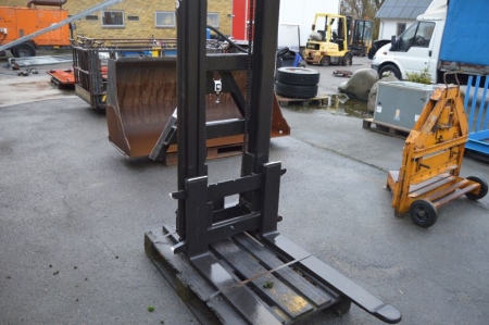 Hydraulic forklift tower for tractor mounting. Yale. A-frame. Fork length about 104 cm. Clear view mast