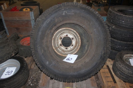 Pallet with various tires