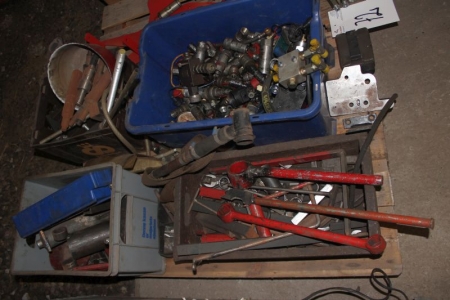 2 pallets with hydraulic couplings