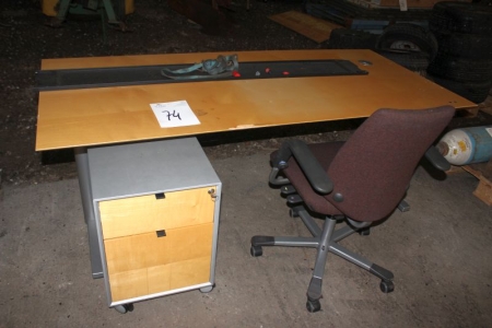 El hæve/sænke skrivebord + skuffesektion + kontorstol, Bordet har en skade i kanten 