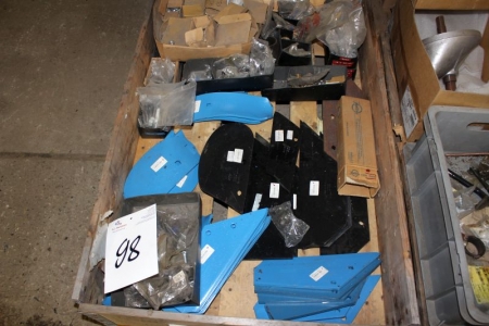 Pallet with spare parts among others. Cut etc.