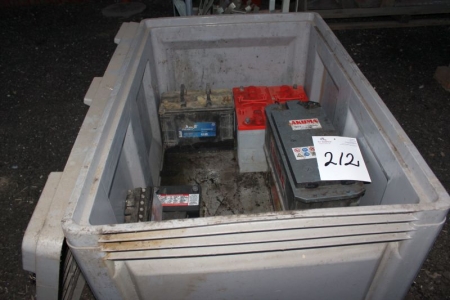 Plastic pallet box with batteries