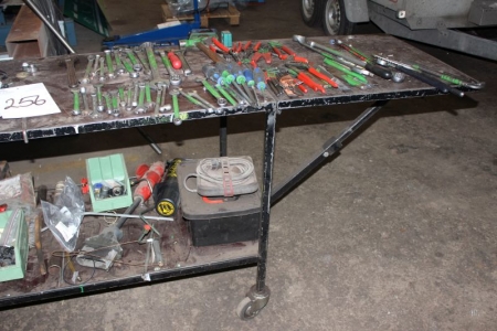 Rullebord med indhold af diverse håndværktøj m.v. 