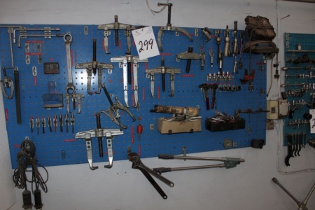 Tool board containing puller + hukpiber etc.