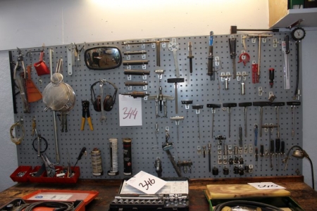 Værktøjstavle med indhold af diverse håndværktøj m.v.