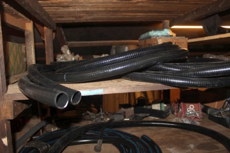Miscellaneous hoses at 4 shelves