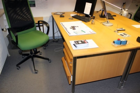 Skrivebord med skuffesektion med indhold af diverse kontorartikler + kontorstol
