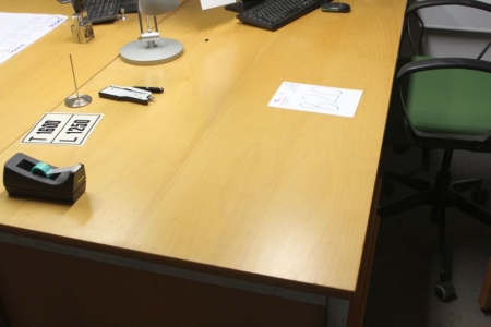 Skrivebord med skuffesektion med indhold af diverse kontorartikler + kontorstol