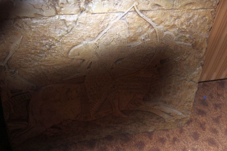 Vægbillede i sten af Kong Assurbanipal til hest 66 x 81 cm