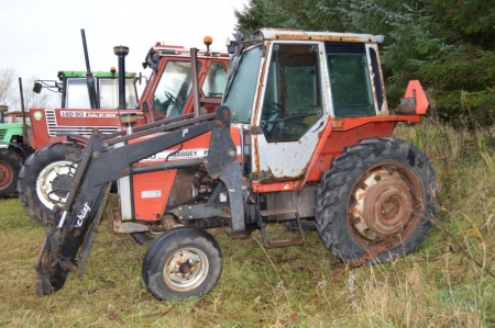 Tractor, Massey Ferguson 690 SW Turbo. Engine: 9,869,768. Hours: 5,452. Fitted with front linkage, Chief. Tire tread: rear = 50%, front 50%