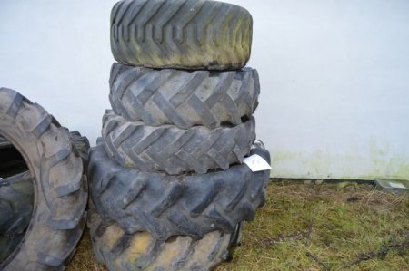 Tires: 400 to 22.5 + 4 other tires without specifying