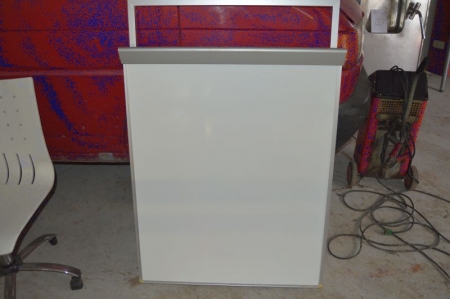 Whiteboard with flipchart. Wxh: 80 x 100. Suspension wxh: 80 x 119