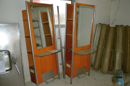 2 x frisørarbejdspladser, en dobbeltsidet og en enkeltsidet, med hylder og udtag til 220 volt. 2 x spejle + diverse matte glasplader, rhombeformet