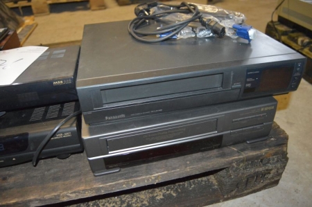 2 x VHS maskiner + 2 x parabolbokse + Audio / Video processor, mærket Akai + Character Generator, Panasonic