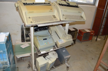 Indhold på reol: 2 x Olympia skrivemaskine + fax, Olivetti + 2 x PC højttalere + bas + elhegn, Elefant