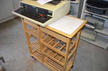 Schreibmaschine, Triumph + Weinregal