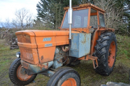 Traktor, Fiat 1000 S70 HVS. 9479 timer. Årgang ca. 1977 / 78. Dækmønster ca. 75%. Mangler venstre dør og venstre forlygte