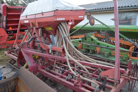 Harvester, Agrodan + seed drill Accord Såcompactor. Working width: 4 meters. 32 rows. Jordpakker
