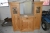 Box Möbel, säure gewaschen, mit Schnitzereien. 2 x Glasmalerei mit facettierten Glas. Key enthalten. BxHxT: ca. 153 x 160 x 48