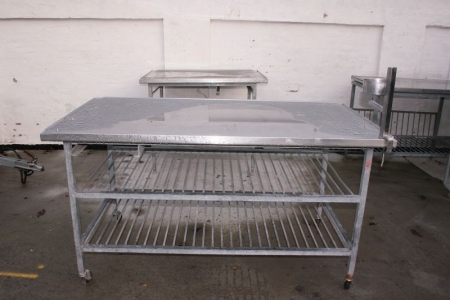 Pølsesnøre + Rustfrit rullebord med galvaniseret stel, længde:160 cm., bredde: 90 cm.