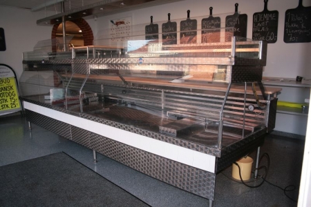 Refrigerated display, mrk .: Globe. 400 cm long, 110 cm wide. With external compressor (not included) and lysbalkadin. Buyer is responsible for dismantling. Buyer must provide qualified installer for draining freon