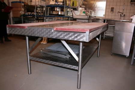 Skærebord med aftagelige spækbrætter. Længde 200 cm., bredde 120 cm., højde 85 cm.