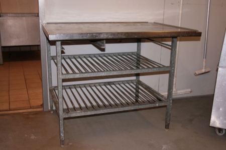 Rustfrit stål bord. Længde 110 cm., bredde 85 cm.. Galvaniseret understel