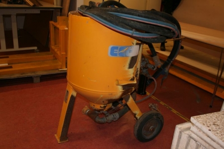 Sandblaster, marked Ecco. Refurbished, with new pop-up valve and exhaust filter for 7200 kr.