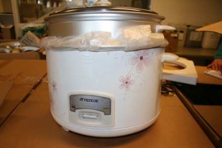 Rice cooker, marked Pescoe. Can cook rice for 25-30 people. Archive picture